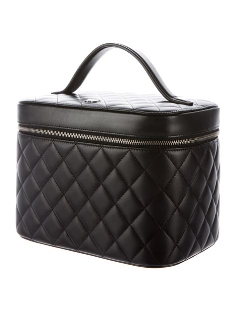 chanel vanity case 21cm 價格|Vanity case, Lambskin & lacquered metal, white — Fashion.